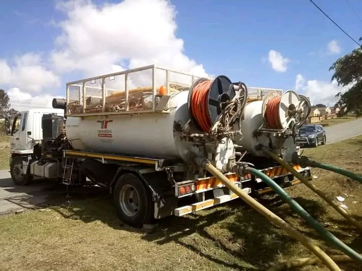 Rear of a vacuum tanker with jetting reels deployed